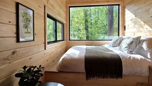 1 bedroom, bed sheets - Hickory: Minimalist Escape for 2 in a Cozy Cabin with Serene Vibes in Pennsylvania (Quakertown)
