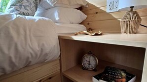 1 bedroom, bed sheets - Hickory: Minimalist Escape for 2 in a Cozy Cabin with Serene Vibes in Pennsylvania (Quakertown)