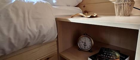 1 bedroom, bed sheets