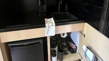 Wasserkocher mit Kaffee-/Teezubehör, Kühlschrank, Mikrowelle, Herdplatte
