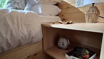 1 bedroom, bed sheets