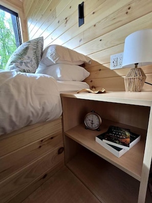 1 bedroom, bed sheets - Hickory: Minimalist Escape for 2 in a Cozy Cabin with Serene Vibes in Pennsylvania (Quakertown)