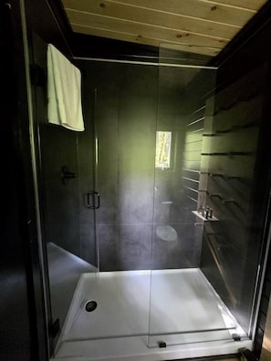 Hair dryer, towels, soap, shampoo - Hickory: Minimalist Escape for 2 in a Cozy Cabin with Serene Vibes in Pennsylvania (Quakertown)
