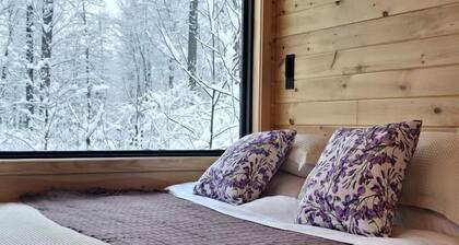 Eastern Redbud: Escape to a Cozy Woodland Tiny Home and a Peaceful Forest Retreat Perfect for Two in Pennsylvania