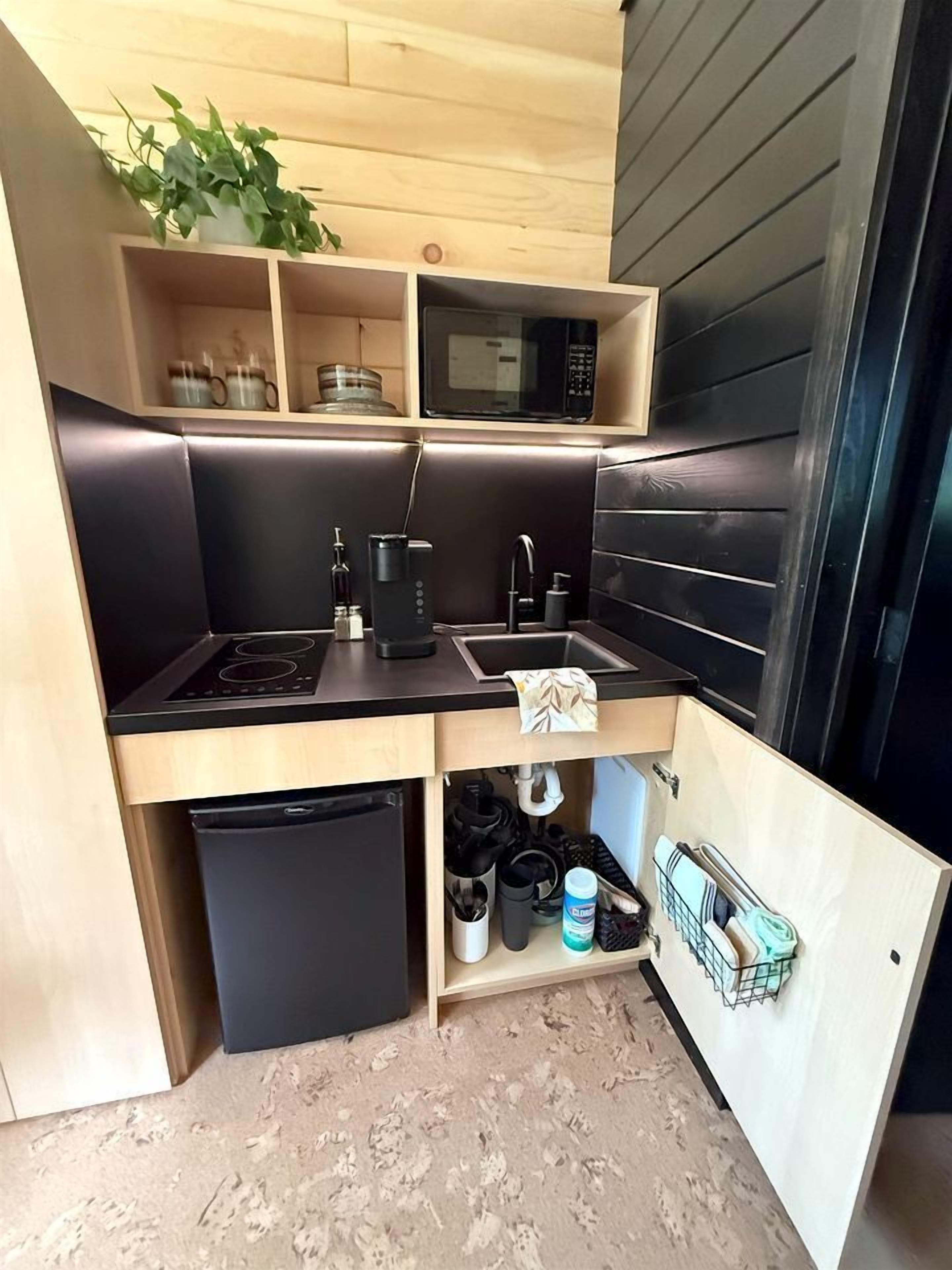 Coffee/tea maker, fridge, microwave, stovetop
