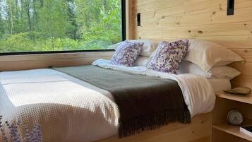 1 bedroom, bed sheets