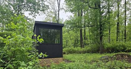 Eastern Redbud: Escape to a Cozy Woodland Tiny Home and a Peaceful Forest Retreat Perfect for Two in Pennsylvania