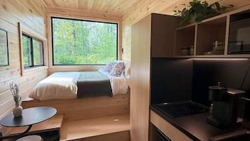 1 bedroom, bed sheets