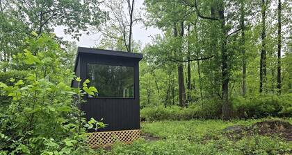 Eastern Redbud: Escape to a Cozy Woodland Tiny Home and a Peaceful Forest Retreat Perfect for Two in Pennsylvania