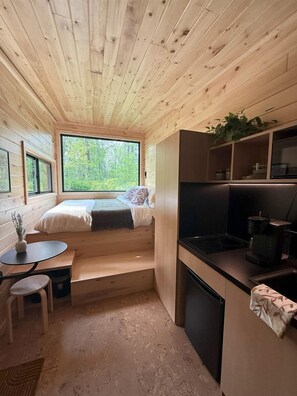 1 bedroom, bed sheets