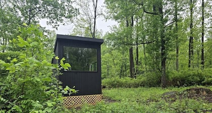 Eastern Redbud: Escape to a Cozy Woodland Tiny Home and a Peaceful Forest Retreat Perfect for Two in Pennsylvania