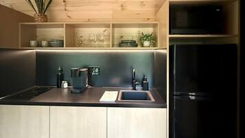 Coffee/tea maker, fridge, microwave, stovetop