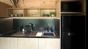 Coffee/tea maker, fridge, microwave, stovetop