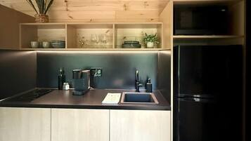 Kühlschrank, Mikrowelle, Herdplatte, Wasserkocher mit Kaffee-/Teezubehör