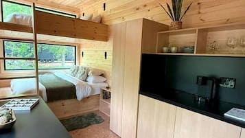 1 bedroom, bed sheets