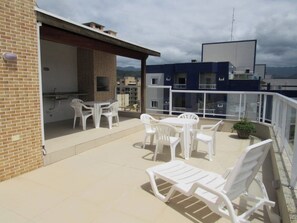 Outdoor dining - Fully furnished apartment, excellent location, 5 minutes from the beaches and Itaguá waterfront. (Ubatuba)