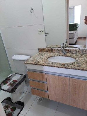 Bathroom - Fully furnished apartment, excellent location, 5 minutes from the beaches and Itaguá waterfront. (Ubatuba)
