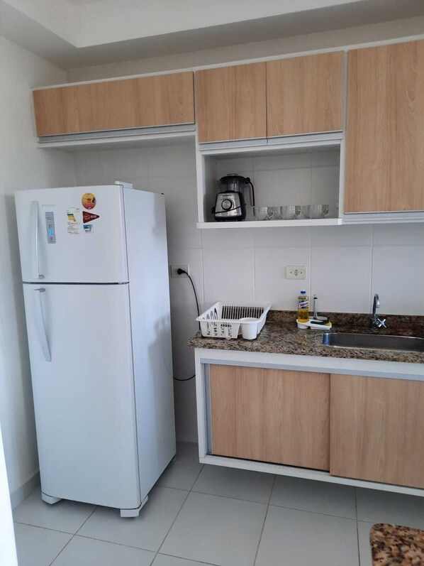 Fridge, microwave, oven, stovetop - Fully furnished apartment, excellent location, 5 minutes from the beaches and Itaguá waterfront. (Ubatuba)