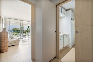 Interior - SunAndBed CYE – Modern Luxury Apartment with Sea Views (Salou)