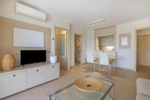 TV - SunAndBed CYE – Modern Luxury Apartment with Sea Views (Salou)