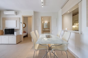 Dining - SunAndBed CYE – Modern Luxury Apartment with Sea Views (Salou)