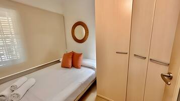 Iron/ironing board, WiFi, bed sheets