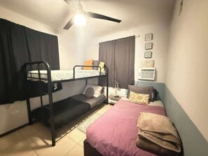 Een strijkplank/strijkijzer, wifi, beddengoed