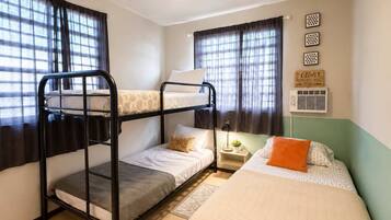 3 bedrooms, iron/ironing board, WiFi, bed sheets