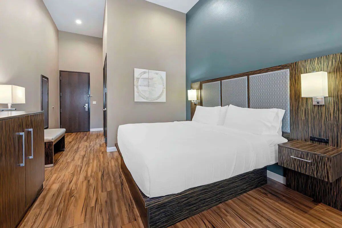 Pet-friendly King Room Near Typhoon Texas Waterpark Austin - 2.8 Miles - Pflugerville, TX