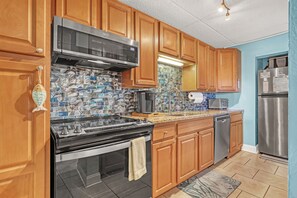 Fridge, microwave, oven, stovetop - BEAUTIFUL, GROUND FLOOR, SPACIOUS 1 BEDROOM Close to Beach and Port! (Cocoa Beach)