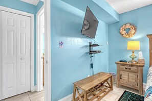 1 bedroom, iron/ironing board, travel cot, Internet - BEAUTIFUL, GROUND FLOOR, SPACIOUS 1 BEDROOM Close to Beach and Port! (Cocoa Beach)