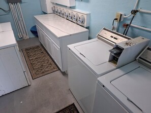 Interior - BEAUTIFUL, GROUND FLOOR, SPACIOUS 1 BEDROOM Close to Beach and Port! (Cocoa Beach)