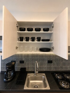 Coffee/tea maker, fridge, microwave, stovetop - FIFA Monterrey Stay Departamento moderno cerca de Fundidora (Monterrey)