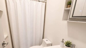 Douche, séchoir à cheveux, shampooing