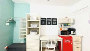 A compact room with a desk, chair, shelving, and a microwave. - Comodo Loft/Ac/Tv/Wifi/2px (Monterrey)