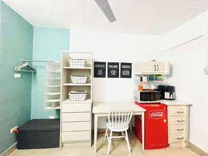Refrigerador, microondas, cafetera/tetera, utensilios de cocina