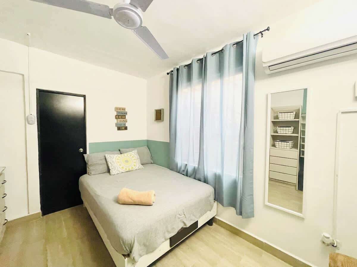 Tabla de planchar con plancha, wifi y ropa de cama 