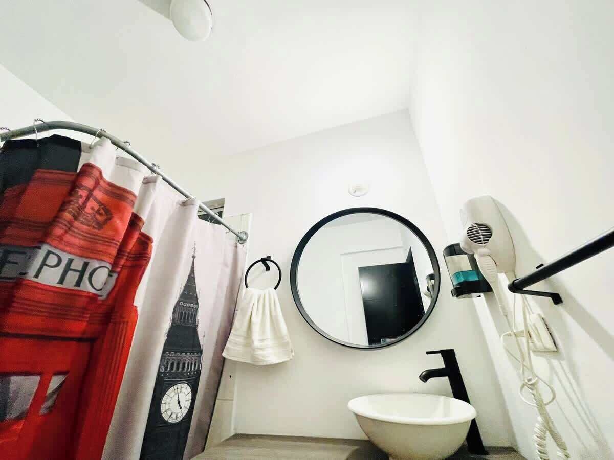 Doccia, asciugacapelli, shampoo