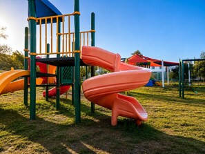 Un parc infantil amb tobogans i elements per escalar.