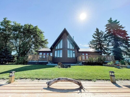 4 season cabin on Lake Manitoba with 4 beds/ 2.5 baths and private beach
