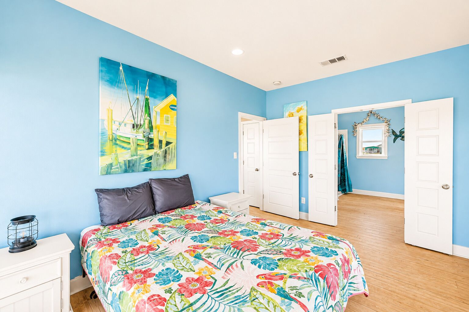 5 bedrooms, desk, WiFi (free), bed sheets