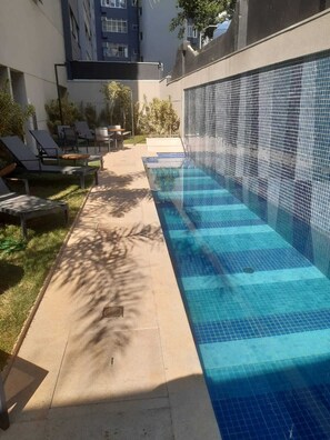 Piscina externa, funciona das 9h às 18h, espreguiçadeiras