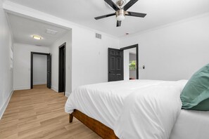 Room - Luxury South Tampa Retreat Near Downtown, Airport & Beaches (Tampa)