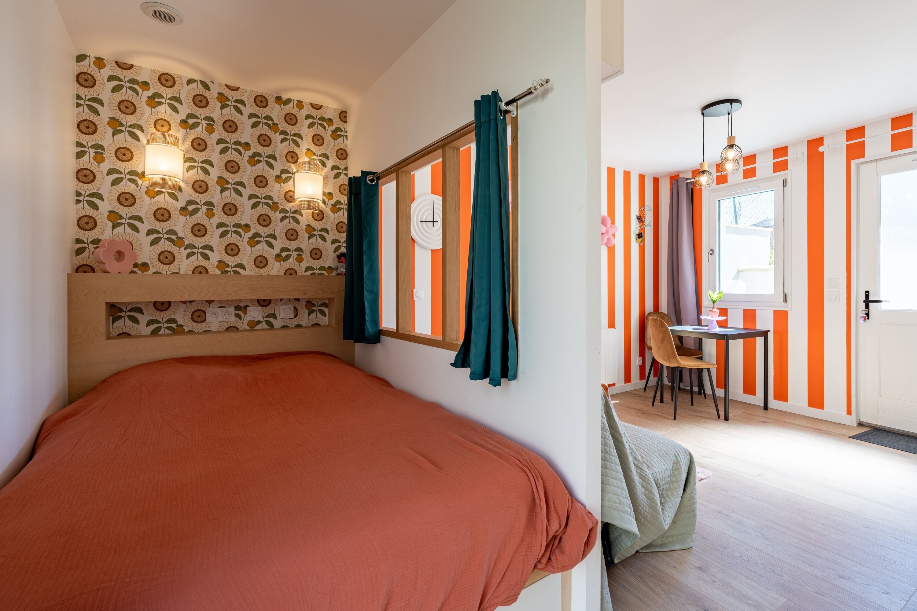 Iron/ironing board, bed sheets