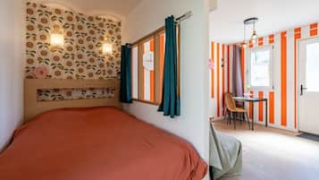 Iron/ironing board, bed sheets