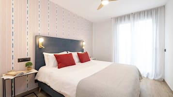 Een strijkplank/strijkijzer, reisbedje, wifi, beddengoed