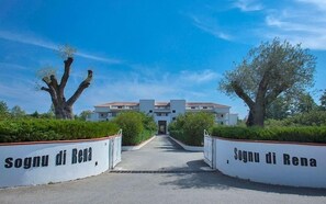 A gated entrance to a building with signage reading 'Sognu di Rena.' - L'Escapade Corse - À 80 mètres de la plage (San-Nicolao)