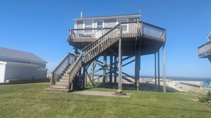 Exterior - 
The Sky-High Beach House: Panoramic Waterfront views (Fairhaven)