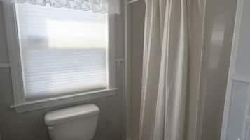 Douche, sèche-cheveux, serviettes fournies, savon