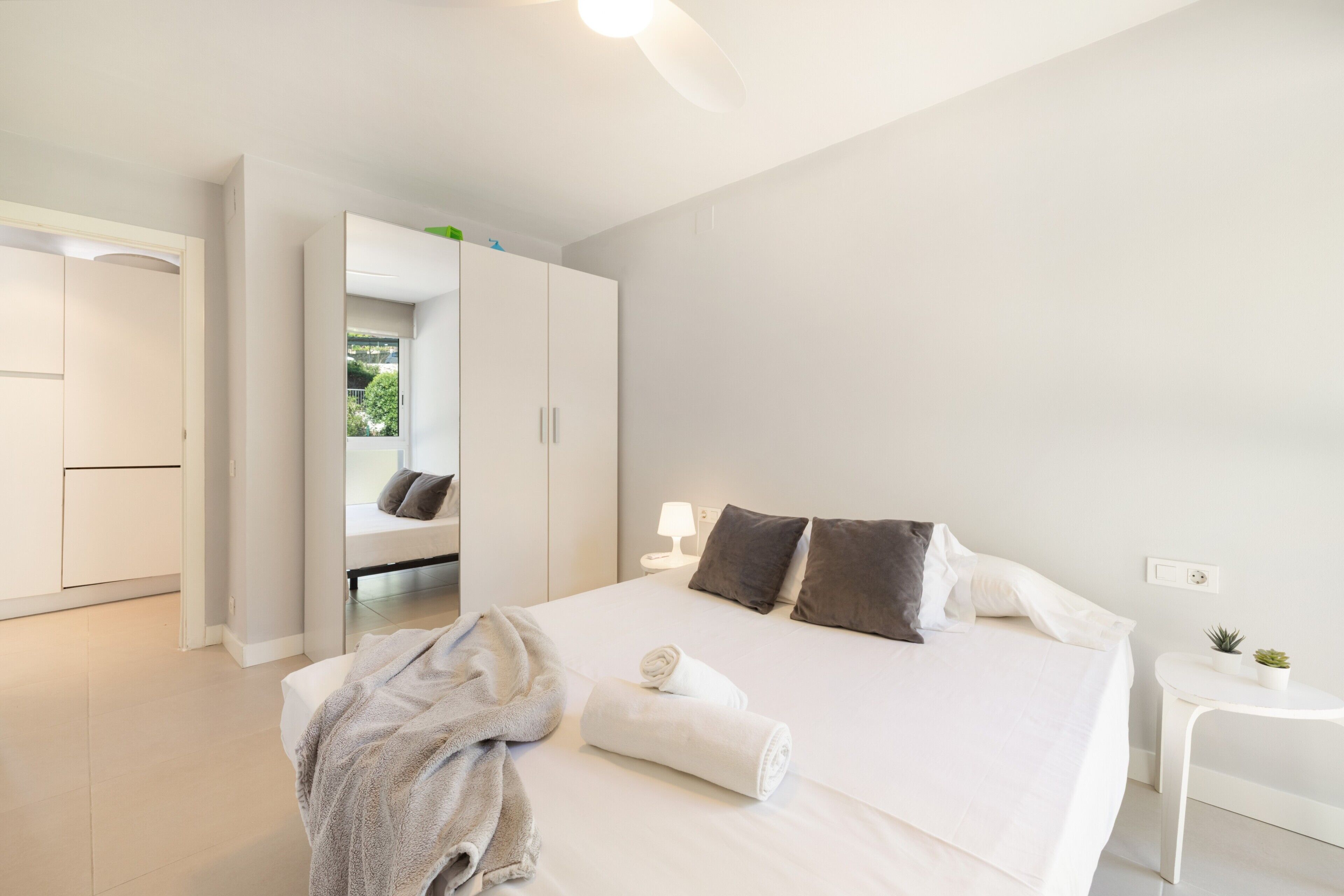 Iron/ironing board, WiFi, bed sheets